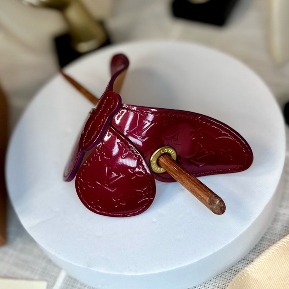 EUC Rare Louis Vuitton Burgundy Monogram Vernis Conte de Fees Butterfly Hair Pin - Picture 9 of 17